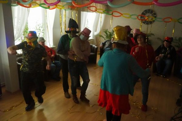 Mieszkańcy tańczą na Balu Karnawałowym w DPS w Lubuczewie.