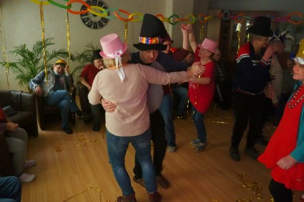 Mieszkańcy tańczą na Balu Karnawałowym w DPS w Lubuczewie.