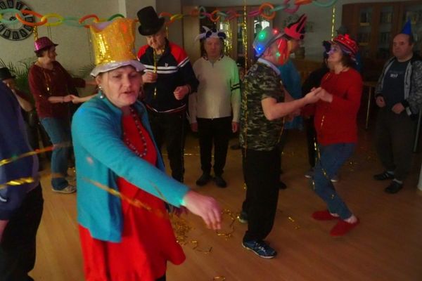 Mieszkańcy tańczą na Balu Karnawałowym w DPS w Lubuczewie.