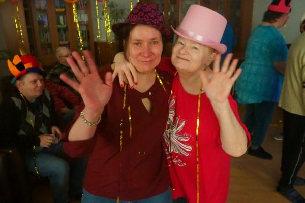 Mieszkańcy tańczą na Balu Karnawałowym w DPS w Lubuczewie.