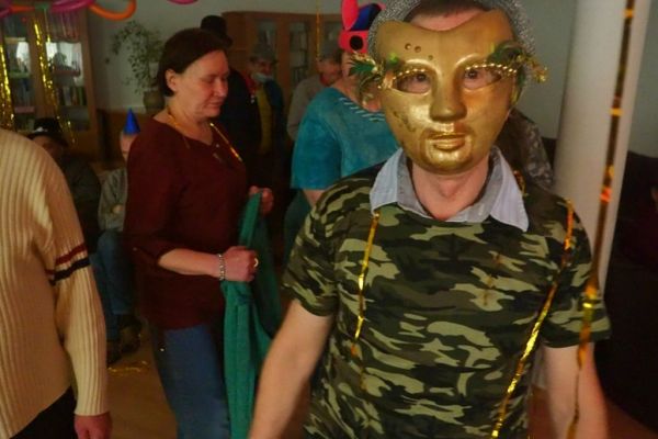 Mieszkańcy tańczą na Balu Karnawałowym w DPS w Lubuczewie.