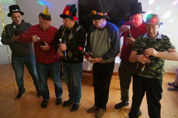 Mieszkańcy kosztują Pikolo na Balu Karnawałowym w DPS w Lubuczewie.