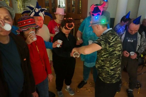 Mieszkańcy kosztują Pikolo na Balu Karnawałowym w DPS w Lubuczewie.