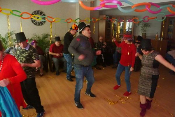 Mieszkańcy tańczą na Balu Karnawałowym w DPS w Lubuczewie.