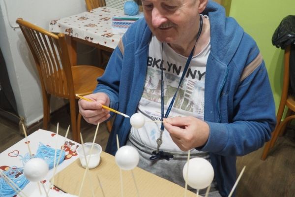 Mieszkańcy wykonują prace ręczne, wróżki,babuszki.