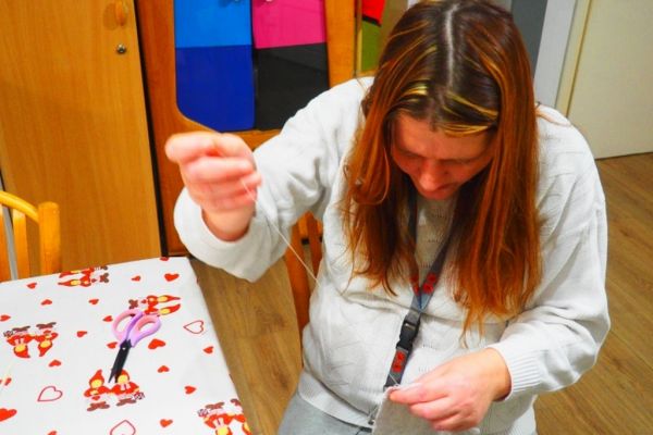 Mieszkańcy wykonują prace ręczne, wróżki,babuszki.