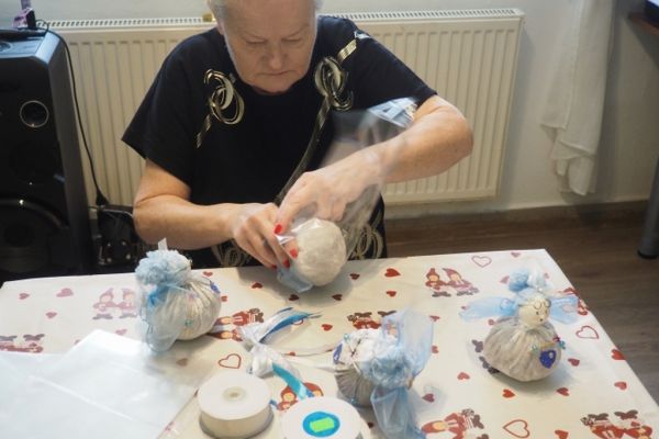 Mieszkańcy wykonują prace ręczne, wróżki,babuszki.