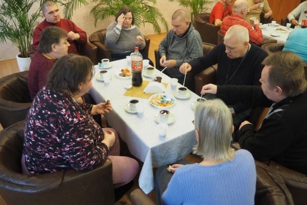 Mieszkańcy kosztują poczęstunek z okazji Dnia Babci i Dziadka.