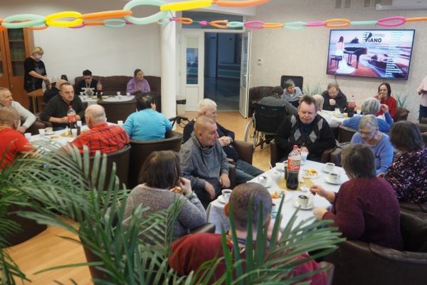 Mieszkańcy kosztują poczęstunek z okazji Dnia Babci i Dziadka.