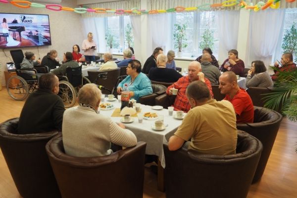 Mieszkańcy kosztują poczęstunek z okazji Dnia Babci i Dziadka.