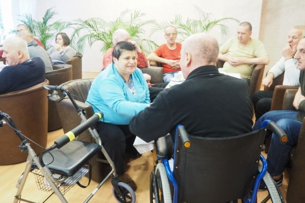 Mieszkańcy kosztują poczęstunek z okazji Dnia Babci i Dziadka.