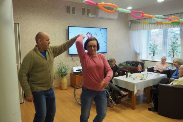 Mieszkańcy tańczą z okazji Dnia Babci i Dziadka.