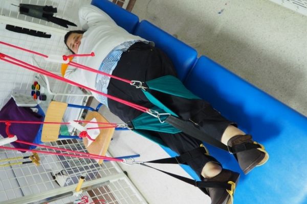 Mieszkańcy ćwiczą w sali rehabilitacyjnej