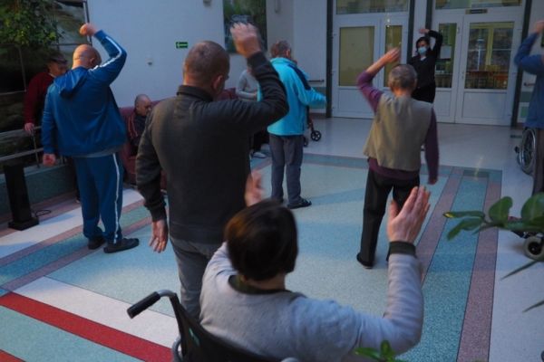 Mieszkańcy wykonują cwiczenia poranne.