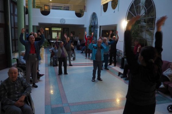 Mieszkańcy wykonują cwiczenia poranne.