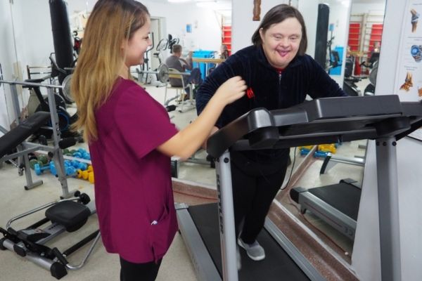 Mieszkańcy ćwiczą w sali rehabilitacyjnej