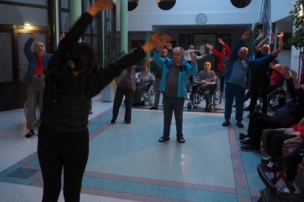 Mieszkańcy wykonują cwiczenia poranne.