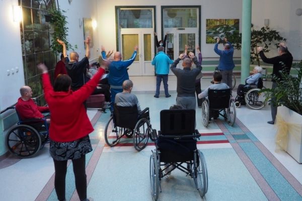 Mieszkańcy wykonują cwiczenia poranne.