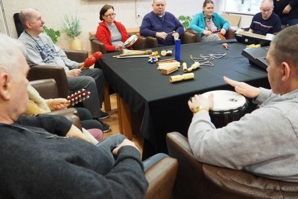Mieszkańcy grają na instrumentach.