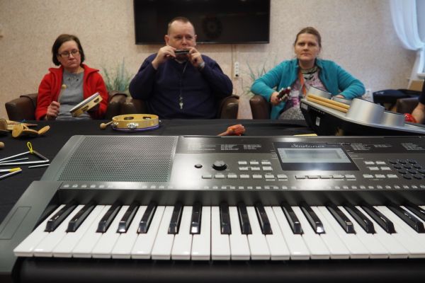 Mieszkańcy grają na instrumentach.