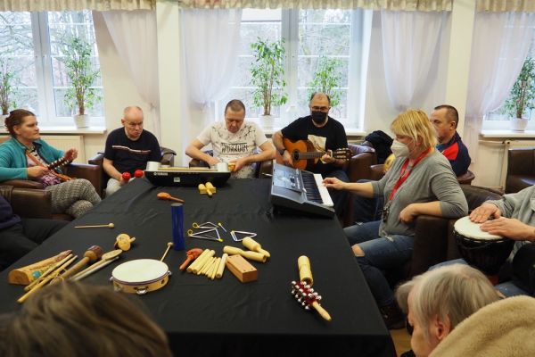 Mieszkańcy grają na instrumentach.