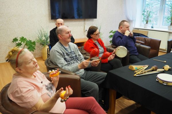 Mieszkańcy grają na instrumentach.