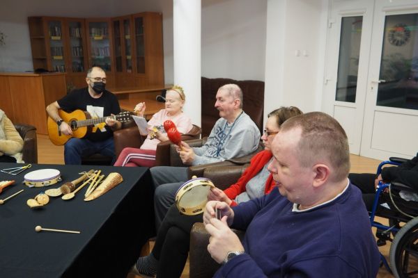 Mieszkańcy grają na instrumentach.