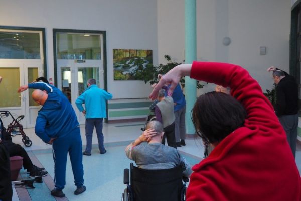 Mieszkańcy wykonują cwiczenia poranne.