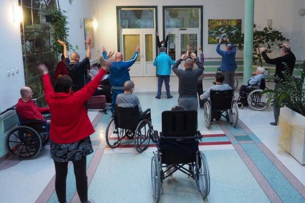 Mieszkańcy wykonują cwiczenia poranne.