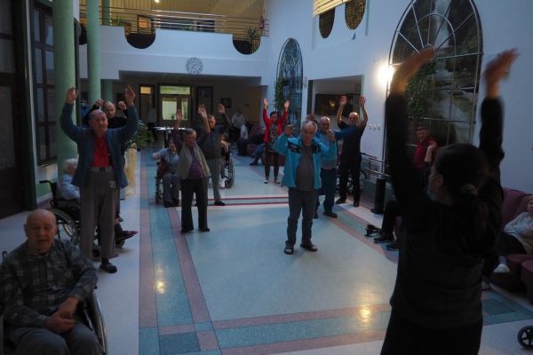 Mieszkańcy wykonują cwiczenia poranne.