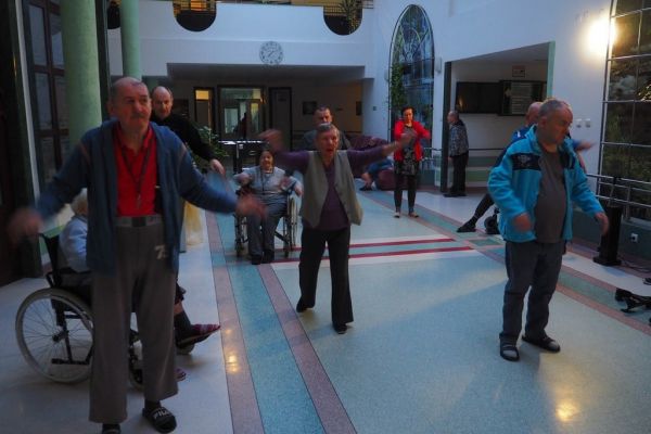 Mieszkańcy wykonują cwiczenia poranne.