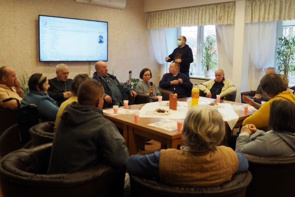 Mieszkańcy czytają powieść.