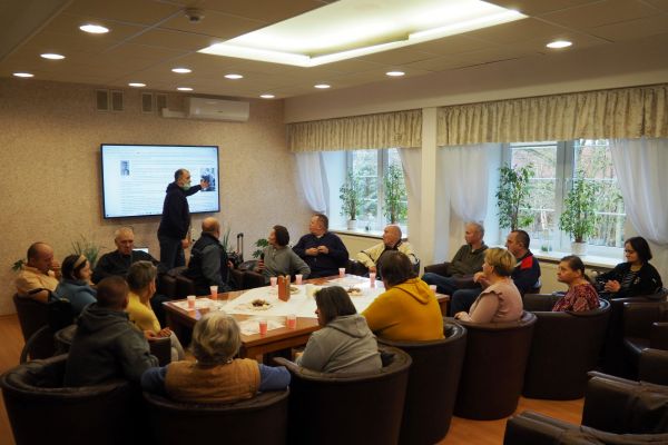 Mieszkańcy czytają powieść.