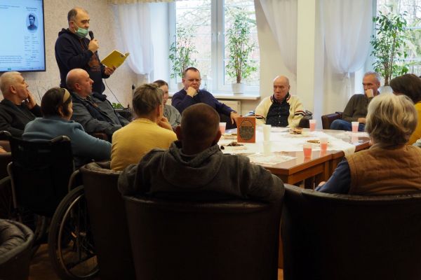 Mieszkańcy czytają powieść.