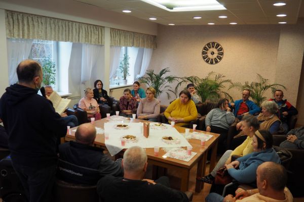 Mieszkańcy czytają powieść.