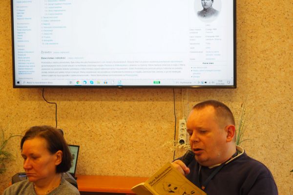 Mieszkańcy czytają powieść.