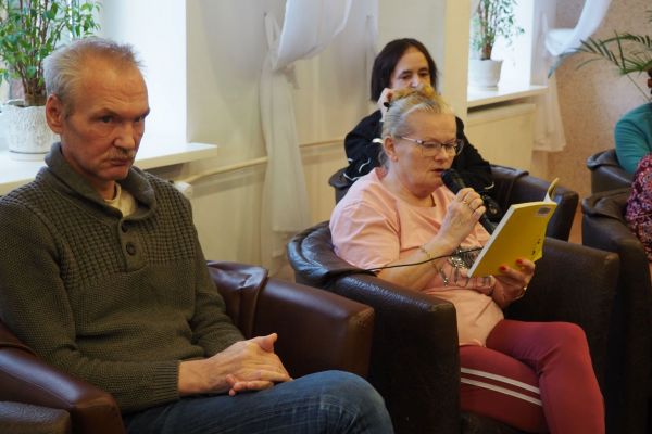 Mieszkańcy czytają powieść.