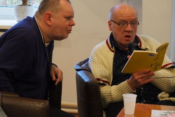 Mieszkańcy czytają powieść.