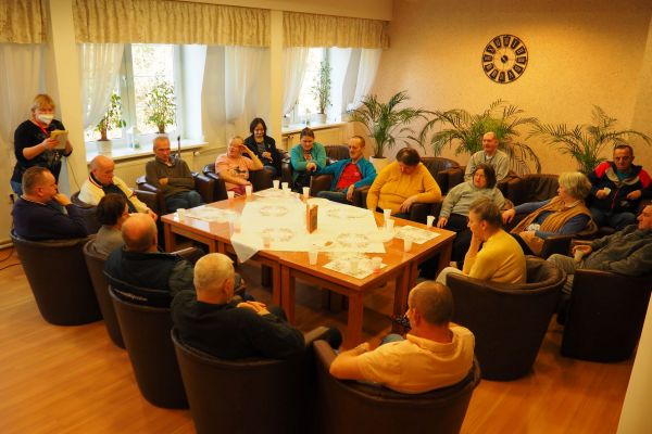 Mieszkańcy czytają powieść.