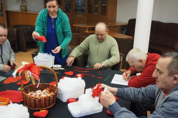 Mieszkańcy wykonują serduszka różną techniką.