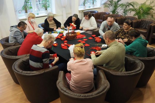 Mieszkańcy wykonują serduszka różną techniką.