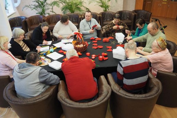 Mieszkańcy wykonują serduszka różną techniką.