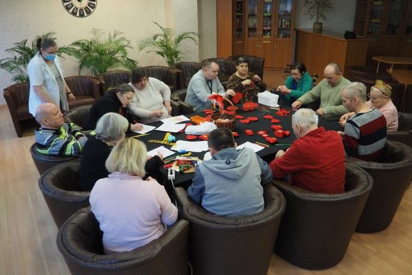 Mieszkańcy wykonują serduszka różną techniką.