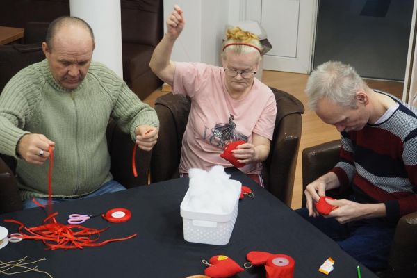 Mieszkańcy wykonują serduszka różną techniką.