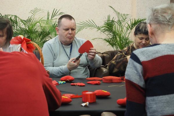 Mieszkańcy wykonują serduszka różną techniką.