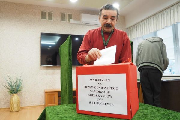 Mieszkańcy głosują na przewodniczącego Rady Mieszkańców.