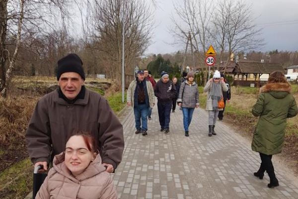 Mieszkańcy spacerują po świeżym powietrzu.