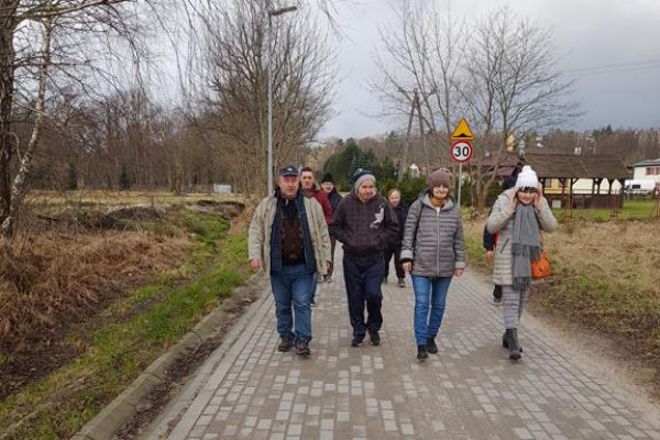 Mieszkańcy spacerują po świeżym powietrzu.