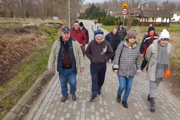 Mieszkańcy spacerują po świeżym powietrzu.