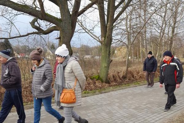 Mieszkańcy spacerują po świeżym powietrzu.